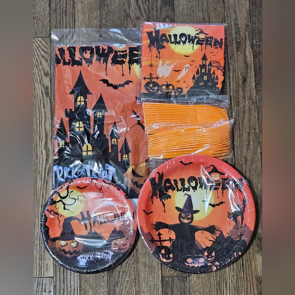 NIB Halloween party disposable tableware pack